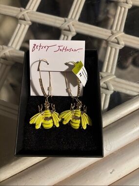 Betsey Johnson Yellow Enamel Bee Drop Earrings NWT